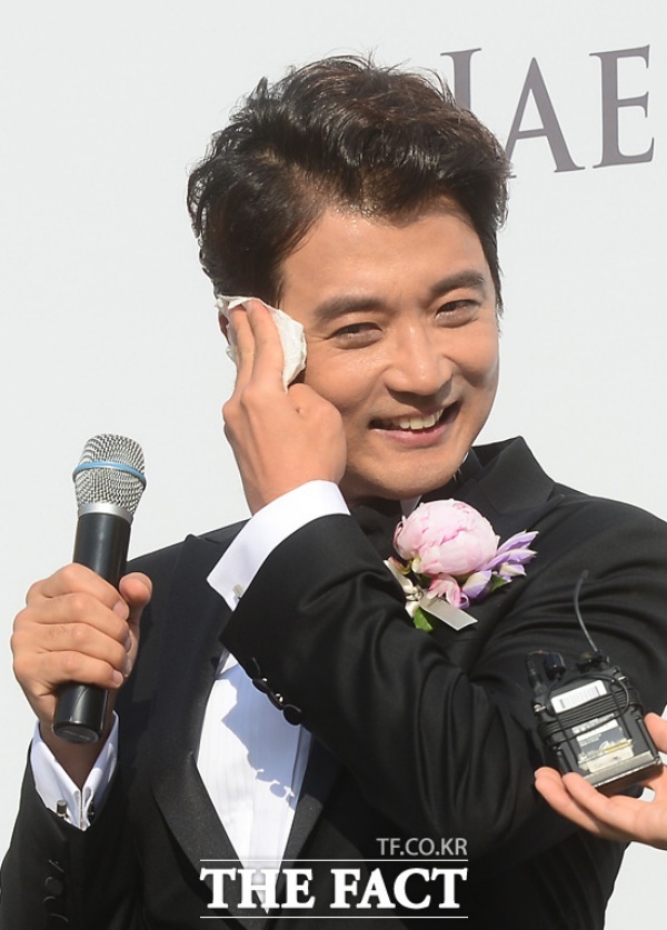 Do thời tiết khá khó chịu nên Ahn Jae Wook liên tục toát mồ hôi và phải lau mặt. Anh cười chia sẻ: “Chú rể không hề trang điểm nên không sợ son phấn trôi”.