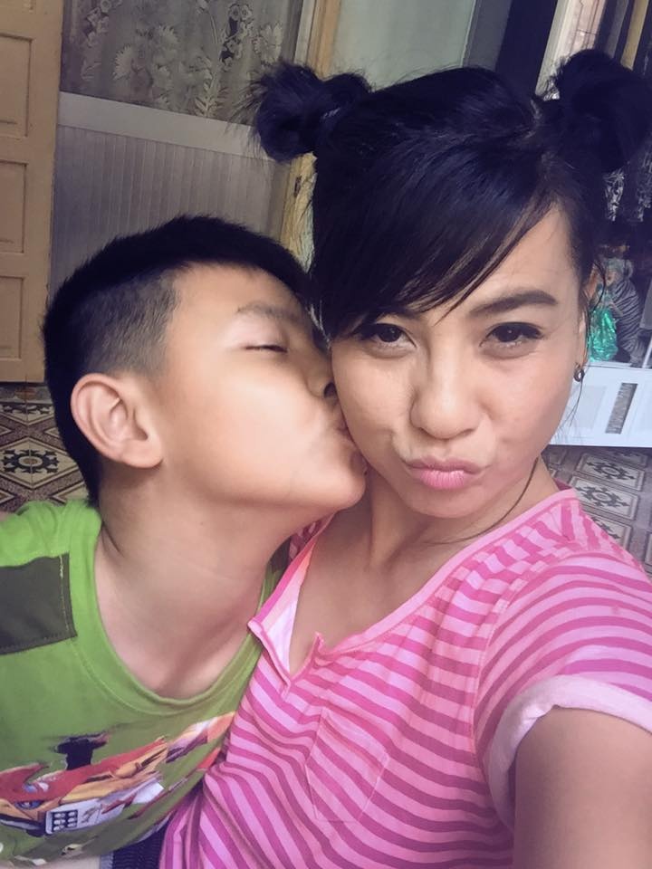 Ở những dòng cuối, cô bộc bạch, bản thân luôn thầm cảm ơn ông trời vì cho mình đứa con hiểu chuyện và biết suy nghĩ: “Mẹ cứ đi làm công việc đi mẹ. Mẹ càng có nhiều show, con càng vui vì như vậy con mới có cơm ăn, mới được đến trường. Khi nào mẹ rảnh thì đó là ngày lễ, ngày tết của con…”. Nữ nghệ sĩ cũng không quên chúc con trai luôn vui, luôn cười tươi như bức hình đính kèm.