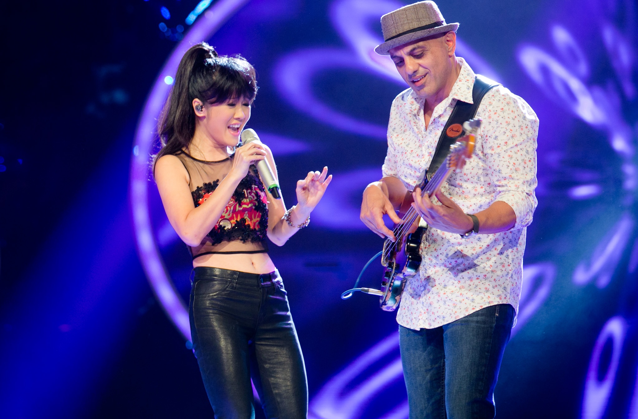 Ngoài Đông Nhi, diva Hồng Nhung là cái tên kế tiếp góp mặt ở đêm công bố kết quả Gala 1. Cô kết hợp với nghệ sĩ guitar bass nổi tiếng Tass Petridis trong bài hát I don’t know. Phần trình diễn này cho thấy sự tinh tế cùng khả năng biến hóa đa dạng trong âm nhạc của giọng ca gốc Hà thành.