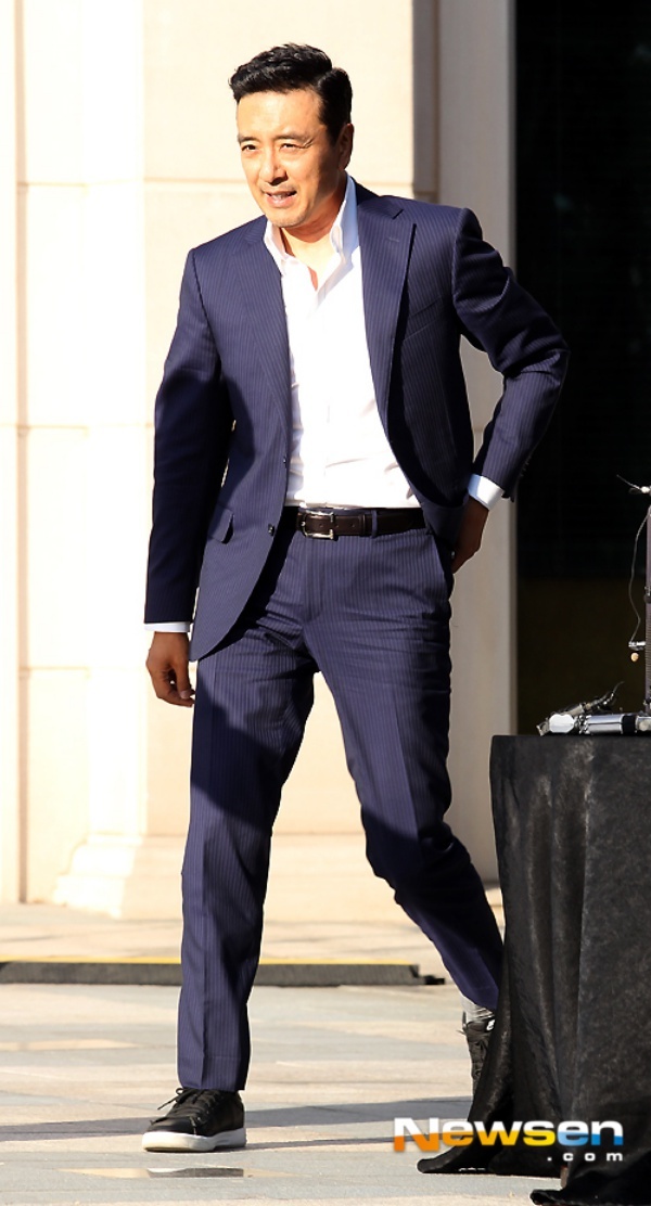 Diễn viên Kim Seung Woo đi một mình, không có bà xã Kim Nam Joo.