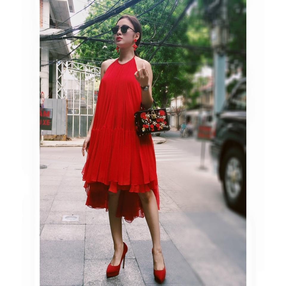 Angela Phương Trinh đăng tải hình ảnh mới nhất của bản thân. Cô cho biết, mình đi làm bình thường - “Ngày quốc tế thiếu nhi, bé vẫn phải đi làm. Trời nắng, nhưng vẫn phải tươi và thời trang”.