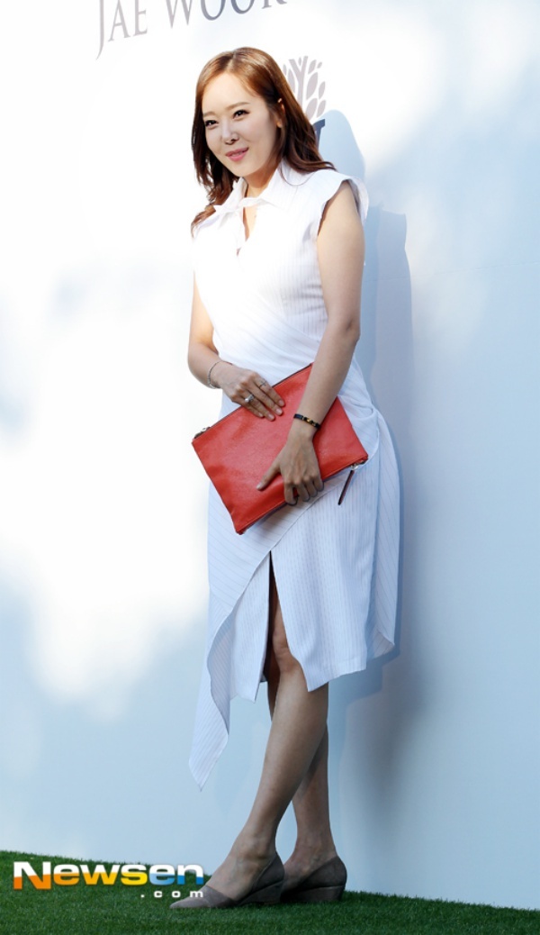 Nữ diễn viên So Yoo Jin cũng tham dự đám cưới chúc mừng đàn anh.