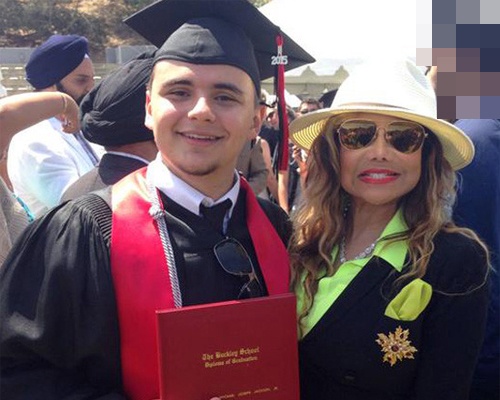 Con trai Michael Jackson tot nghiep trung hoc hinh anh