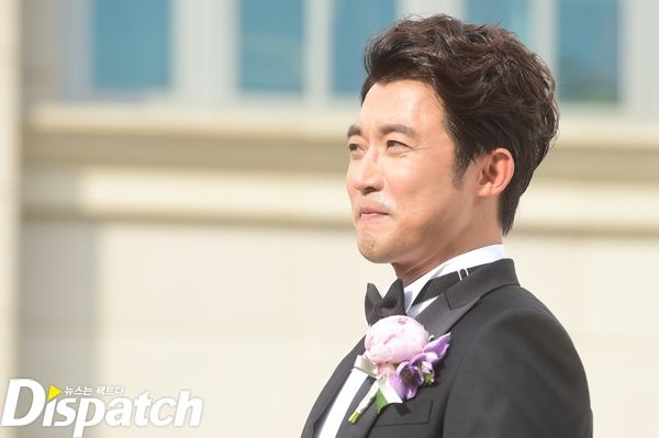 Ahn Jae Wook nổi tiếng trong thập niên 90 với nhiều bộ phim ăn khách trên màn ảnh nhỏ như Ước mơ vươn tới một ngôi sao, Hoa hướng dương, Tạm biệt tình yêu của tôi, Những người bạn tinh nghịch…Cô dâu của anh là diễn viên nhạc kịch Kim Hyun Joo, kém anh 11 tuổi. Cả hai công khai tình cảm vào tháng 1.