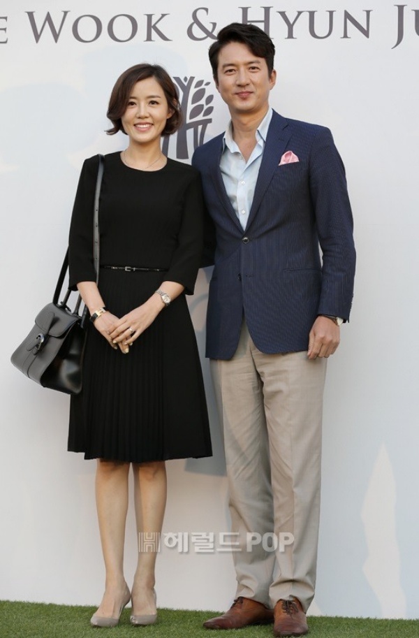 Vợ chồng Jung Jun Ho cũng tham dự đám cưới.