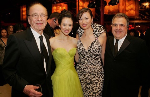 Chương Tử Di hai lần bị tố cướp chồng bạn: Chương Tử Di và doanh nhân Wendi Deng từng có thời gian thân thiết. Mối quan hệ của họ đổ vỡ khi Wendi phát hiện cô bạn thân đi lại lén lút với ông chồng tỷ phú của mình. Có tin đồn, chính doanh nhân giàu có đã thuê người hất mực lên ảnh của Chương Tử Di.