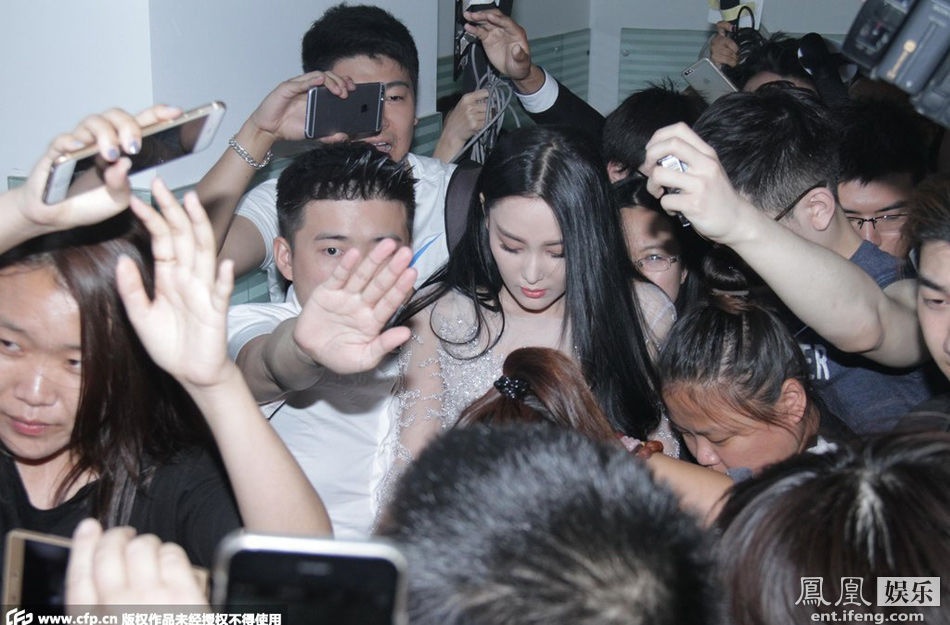 Một vài người cố tình xô đẩy khiến Trương Hinh Dư loạng choạng đứng không vững.