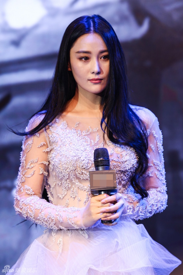 Gương mặt buồn bã của Trương Hinh Dư khi phía dưới hàng ghế khán giả có những tiếng la ó. Họ cho rằng cô là người lợi dụng danh tiếng Phạm Băng Băng để gây chú ý.