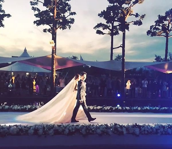 Trong bộ váy thướt tha, Ahn Jae Wook cầm tay cô dâu tiến vào lễ đường.