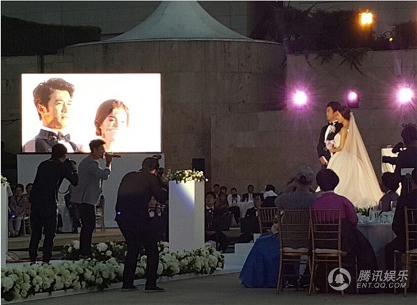 Khung cảnh lễ cưới lãng mạn của tài tử 44 tuổi và cô dâu trẻ.