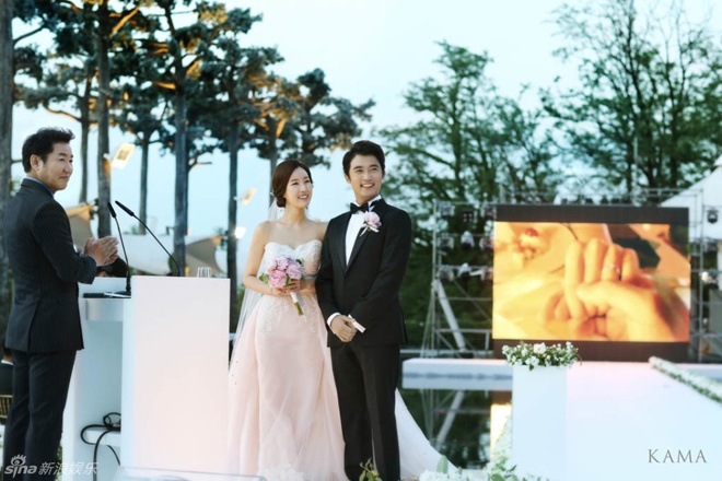 Giây phút trao nhau lời thề trăm năm hạnh phúc.