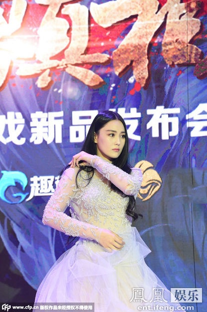 Vì lộn xộn, cô xô xệch váy áo khi tiến vào sân khấu sự kiện. Cô từ chối mọi câu hỏi liên quan đến Lý Thần, Phạm Băng Băng: “Tôi không có gì để nói nữa. Đừng hỏi tôi thêm”.