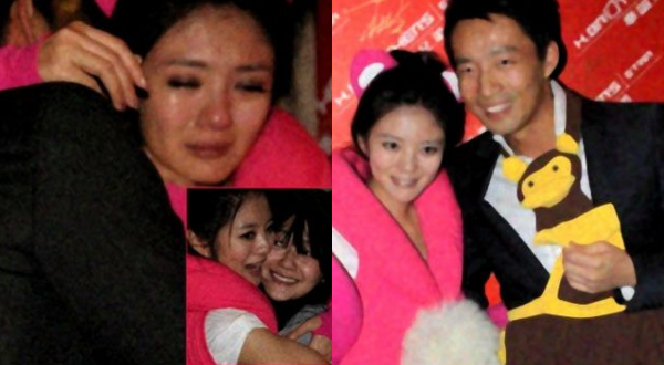 Trong tiệc sinh nhật của An Dĩ Hiên, Uông Tiểu Phi và Đại S lần đầu gặp gỡ. Chỉ trong một đêm, cặp đôi vội vàng công khai tình cảm. Lúc đó, nhiều người phỏng đoán, chính An Dĩ Hiên mai mối cho bạn thân. Nhưng sau đó, sự thật mới được phơi bày khi ảnh thân mật của đại gia Bắc Kinh và người đẹp họ An bị phát tán. (Trong ảnh là khoảnh khắc tình tứ của Tiểu Phi và An Dĩ Hiên).