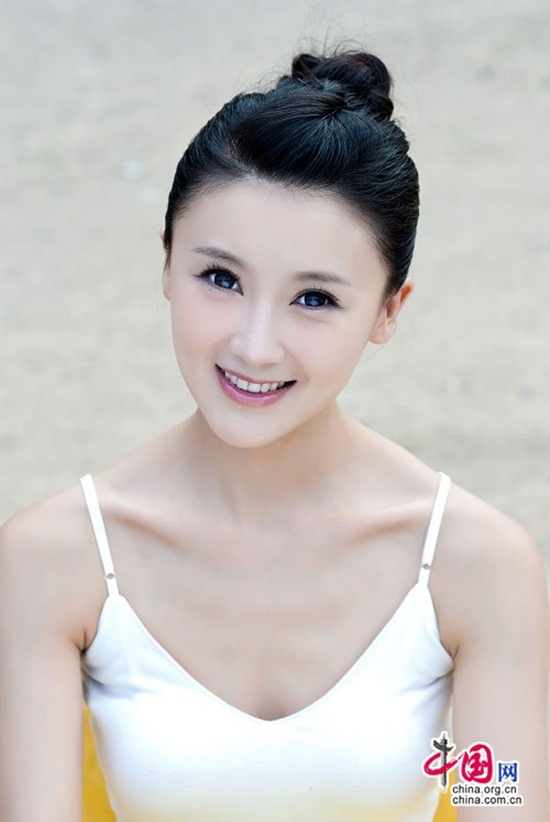 Cam Vi Năm 2008, vai nữ thứ chính kiêm ca sĩ thể hiện ca khúc chủ đề trong bộ phim Cơ khí hiệp của đạo diễn Lưu Trấn Vĩ thuộc về một cái tên lạ hoắc – Cam Vi.  Người đẹp này tiếp tục gây chú ý khi giành được một vai lớn trong Quyết chiến sát mã trấn – bộ phim do Lâm Chí Linh và Tôn Hồng Lôi đóng chính. Đến năm 2013, Cam Vi cùng nữ diễn viên Lý Tiểu Lộ thành lập công ty, tự mình đứng ra làm chủ.  