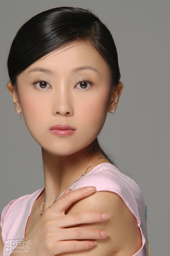 Cam Vi có diễn xuất không mấy nổi bật nên sự thăng tiến quá nhanh của cô khiến nhiều người nghi ngờ cô có đại gia “chống lưng”. Dù Cam Vi một mực khẳng định mình có được như ngày hôm nay là do may mắn nhưng những tin đồn không hay về cô vẫn liên tục xuất hiện. Có nguồn tin cho hay, Cam Vi là vợ của một ông chủ giàu có và được chồng tích cực o bế để nhận được những vai diễn hấp dẫn.