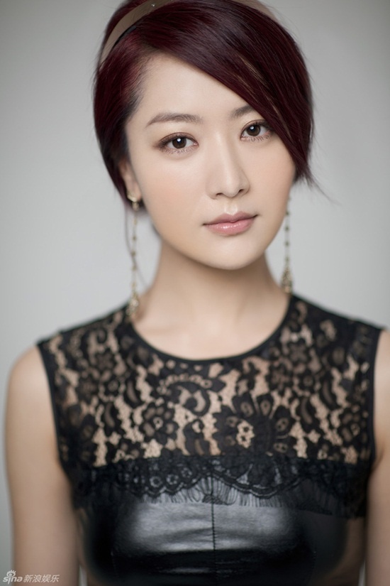 Bạch Băng Bạch Băng tên thật là Trần Đông, vốn theo học khoa Pháp luật trường đại học Chính pháp Tây Nam. Sau đó, cô đầu quân cho công ty giải trí Anh hoàng và được Dương Thụ Thành – chủ tịch công ty chọn cho nghệ danh Bạch Băng.