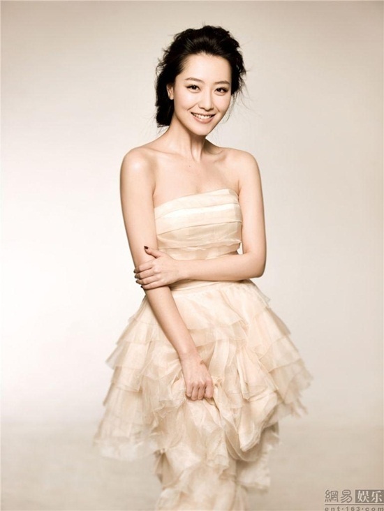 Trong bộ phim truyền hình Thần thoại mà Thành Long làm giám chế, Bạch Băng được chọn vào vai nữ chính Ngọc Thấu. Tại cuộc thi tuyển chọn diễn viên cho vai Bảo Thoa của Tân Hồng Lâu Mộng, Bạch Băng tuy không giành giải quán quân nhưng cuối cùng vẫn được chọn thể hiện nhân vật. Nổi tiếng nhanh và gặp nhiều may mắn, Bạch Băng bị hoài nghi là có chỗ dựa lớn. Thậm chí, còn xuất hiện tin đồn cô là “bồ nhí” của Dương Thụ Thành và Thành Long.