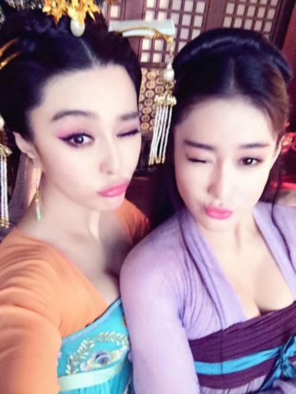 Nhập mô tả cho Phạm Băng Băng chủ động tán tỉnh người yêu của bạn: Phạm và Trương Hinh Dư có quan hệ bạn bè khá tốt đẹp. Vì yêu quý nhau, chính Phạm Băng Băng đã mời Trương tham gia một vai trong Võ Mỵ Nương truyền kỳ. Nhưng mối quan hệ của họ giờ thành “đối địch” vì Lý Thần. Trên trang cá nhân, Trương Hinh Dư xóa sạch hình ảnh từng có với Phạm Băng Băng, xóa tài khoản Weibo của đàn chị nổi tiếng.