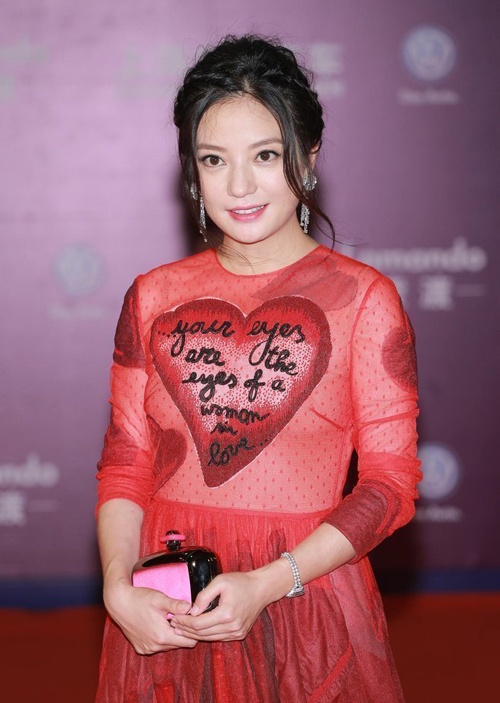 Triệu Vy giật hôn phu của Hoa hậu Hong Kong: Triệu Vy là minh tinh hàng đầu, có cuộc sống không thể hạnh phúc hơn. Hoạt động nhiều năm trong showbiz, cô ít gây ra điều tiếng. Nhưng cuộc hôn nhân bí ẩn với Huỳnh Hữu Long một thời gian dài khiến Én Nhỏ tổn thương và bị chỉ trích.