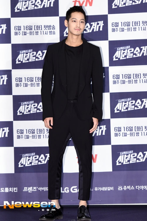 Mỹ nam 25 tuổi xuất hiện trong trang phục đen, thân hình có phần gầy gò vì giảm 14kg cân nặng. Gương mặt Kim Bum để râu, mái tóc cắt ngắn khiến anh mất đi vẻ điển trai baby vốn có.