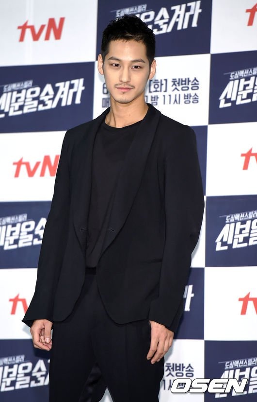 Hidden Identity đánh dấu sự trở lại của Kim Bum kể từ sau bộ phim Goddess of Fire năm 2013 – nơi anh bén duyên với bạn diễn Moon Geun Young. Chỉ sau nửa năm công khai hẹn hò, cặp đôi chia tay.