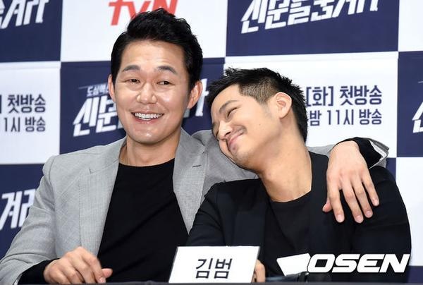 Kim Bum “nũng nịu” với đàn anh Park Sung Woong. Trong phim, Park Sung Woong là cấp trên của Kim Bum.