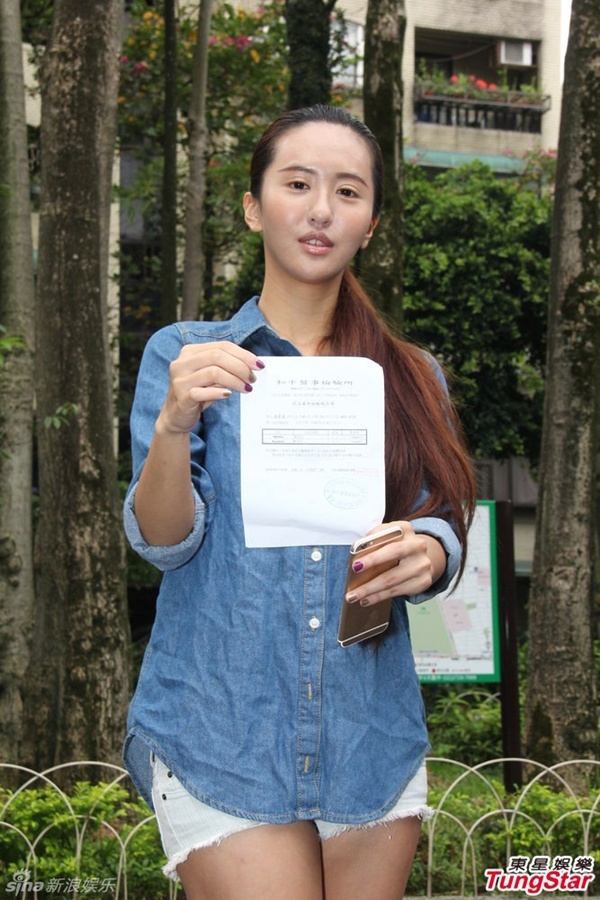 Nữ ca sĩ công khai kết quả xét nghiệm trên đường phố.