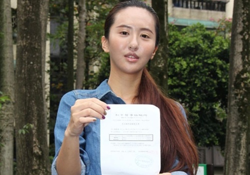 Nu ca si Dai Loan cong khai giay xet nghiem ma tuy giua pho hinh anh