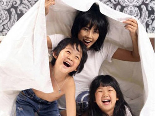 Choi Jin Sil và hai con.