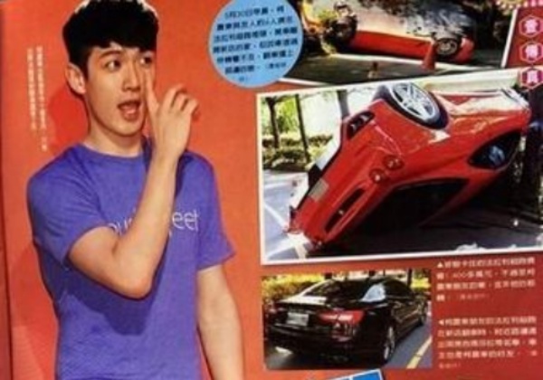 Hình ảnh chiếc xe Ferrari của Kha Chấn Đông bị lật ngược.