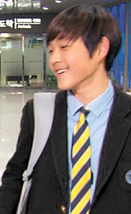 Hwan Hee năm 15 tuổi, có vẻ ngoài ăn ảnh nhưng tính khép kín.