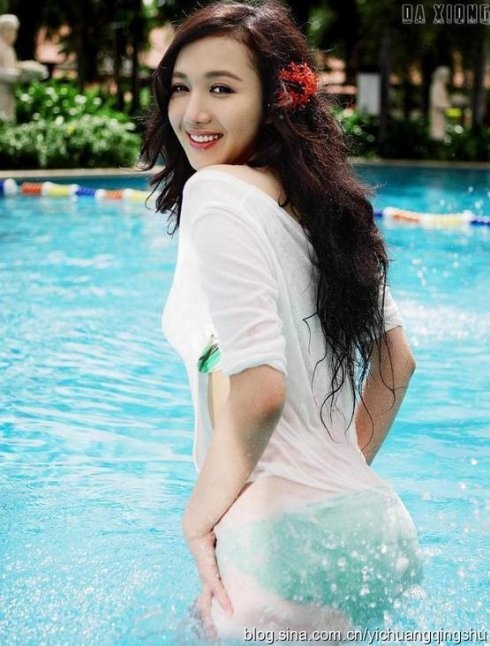 Nhiều người tỏ ra tiếc nuối bởi người tình mới Hàn Văn Văn vốn có đời tư phức tạp. Cô từng yêu và chia tay nhiều người đàn ông. “Thời vàng son đã qua, người phụ nữ đi qua đời Chu Hiếu Thiên cũng không còn là minh tinh”, Sina viết.