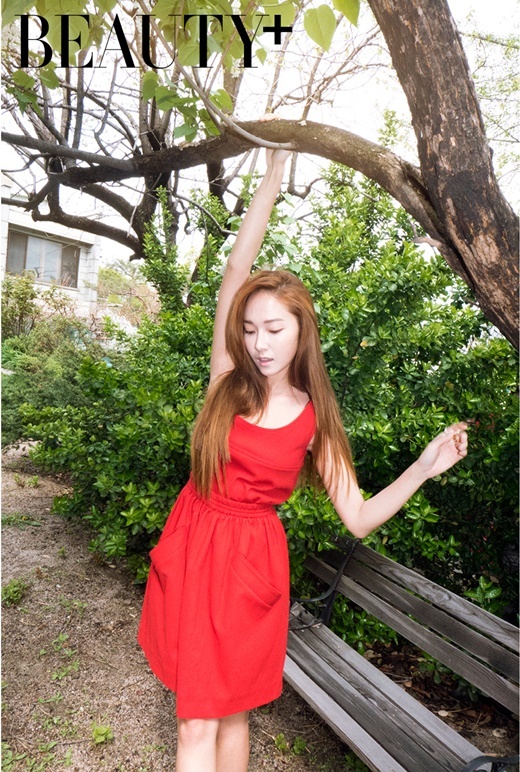 Trong buổi phỏng vấn với tạp chí Beauty +, Jessica bày tỏ về cuộc sống hiện tại: “Tôi đang rất hài lòng với thực tại, sống mà không phải dè chừng con mắt của người khác, tôi sống theo tiêu chuẩn của riêng mình”.