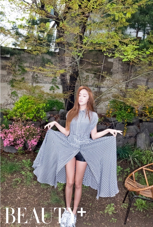 Cuối tháng 5 vừa qua, Jessica tổ chức buổi họp fan đầu tiên ở Thái Lan. Tại đây, cô cover những ca khúc quốc tế như Take a Bow của Rihanna, Bye Bye của diva Mariah Carey.