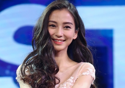 Angela Baby mat diem vi son dinh rang khi di su kien hinh anh