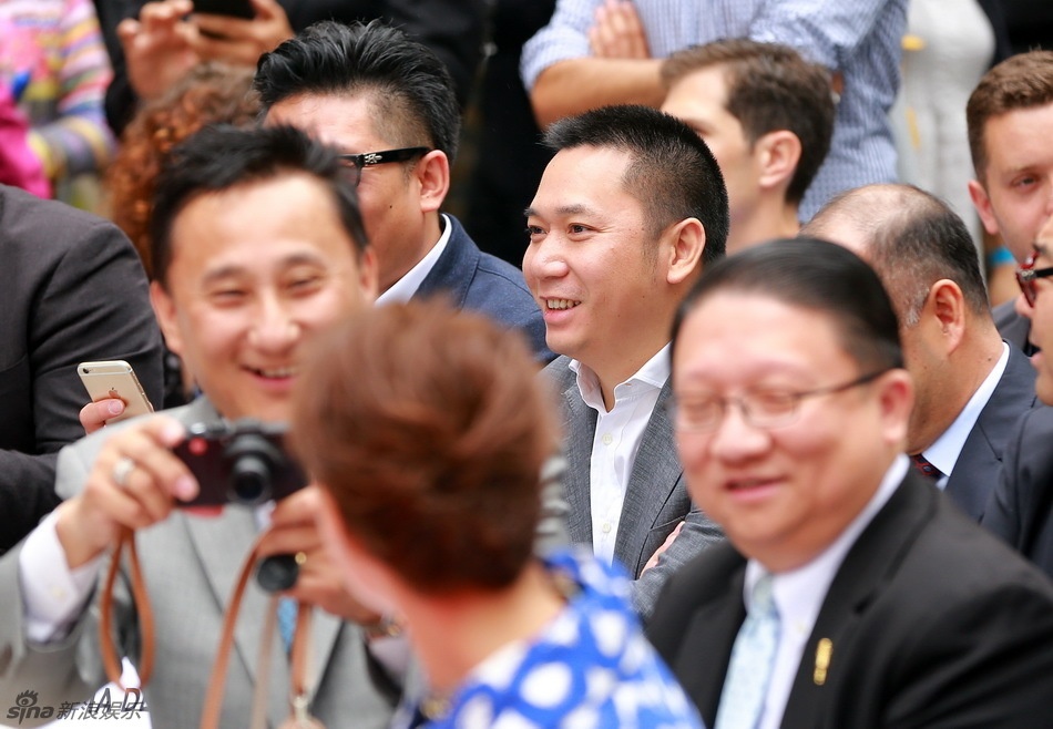 Trong hàng ghế khán giả có thể nhận ra, chồng Triệu Vy - doanh nhân Huỳnh Hữu Long cũng có mặt.