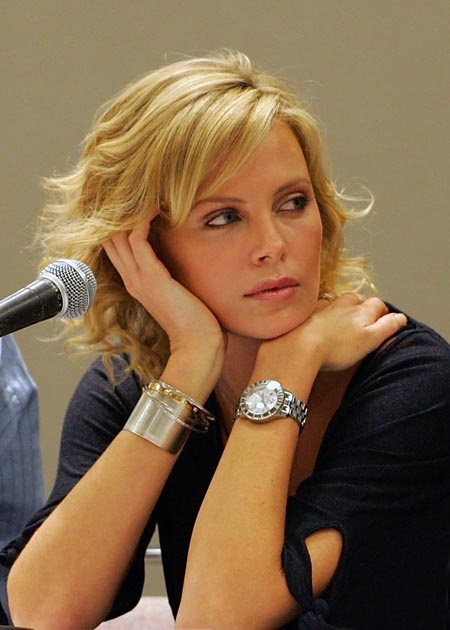 Minh tinh Charlize Theron từng đeo