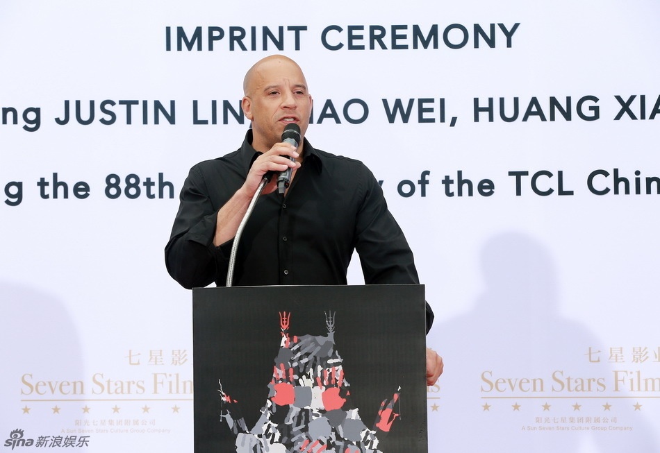 Ngoài ba nhân vật chính, khán giả còn có dịp gặp gỡ sao Fast & Furious - tài tử Vin Diesel.