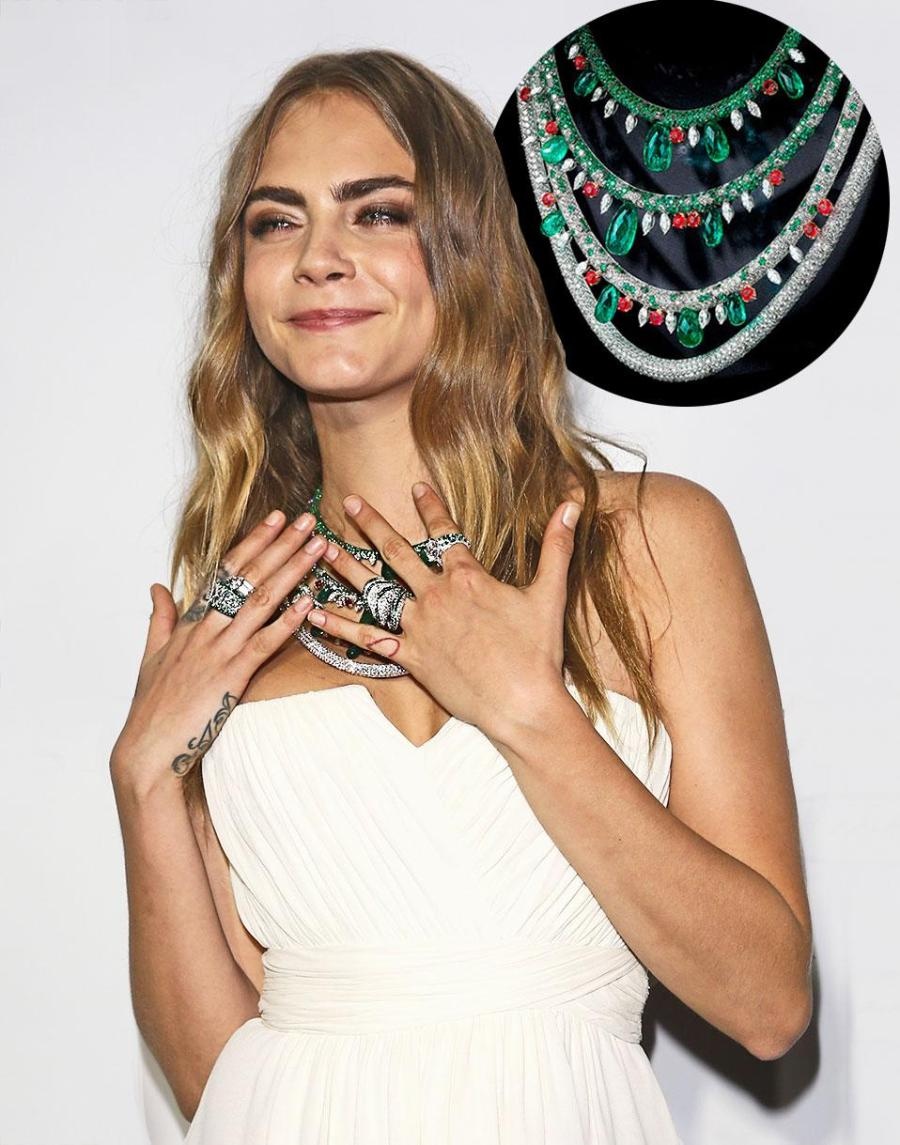 Cara Delevingne xúng xính bên vòng cổ ngọc lục bảo của hãng nữ trang De Grisogono tại Cannes vừa qua.