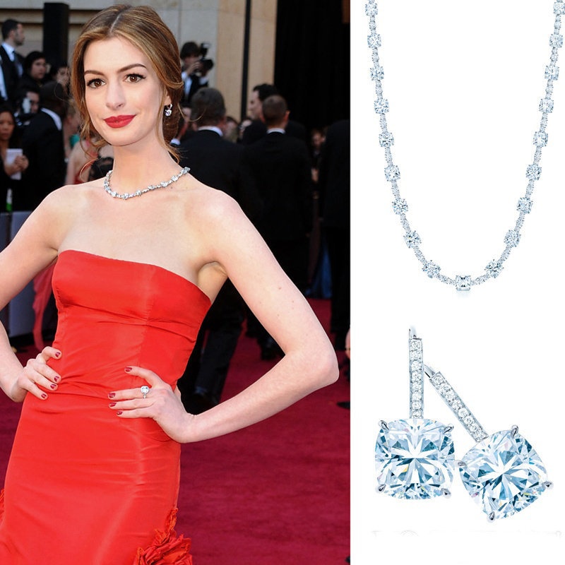 Anne Hathaway đeo trang sức của Tiffany & Co. là một trong những món nữ trang đắt tiền nhất trong lịch sử trao giải Oscar.