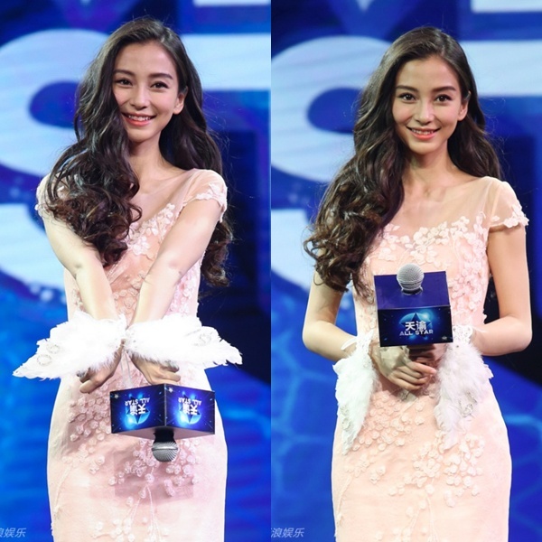 Angela Baby xuất hiện với vết son trên răng.