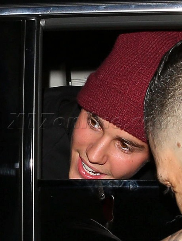 Trong khi 2 cô gái vui vẻ lên xe thì Justin Bieber liên tục nhờ cậy đến vệ sĩ để thoát khỏi đám đông vây kín. Anh chỉ có thể ló mặt khi đã yên vị trên xe.