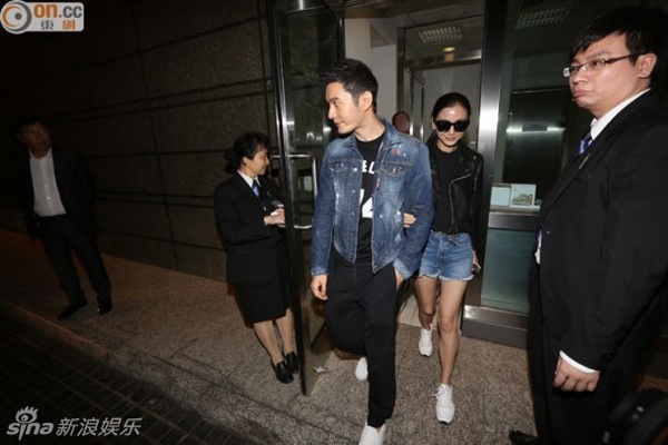 Angela Baby và Huỳnh Hiểu Minh có mặt tại Hong Kong vì công việc. Tranh thủ thời gian rảnh, cả hai đi ăn tối tại ở một nhà hàng vào hôm 5/6. Phát hiện các tay săn ảnh, họ nhanh chóng rời nhà hàng.