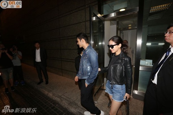 Huỳnh Hiểu Minh cười thân mật với phóng viên. Đây là lần đầu tiên cả hai xuất hiện có đôi có cặp sau khi chính thức là vợ chồng vào ngày 27/5 vừa rồi.