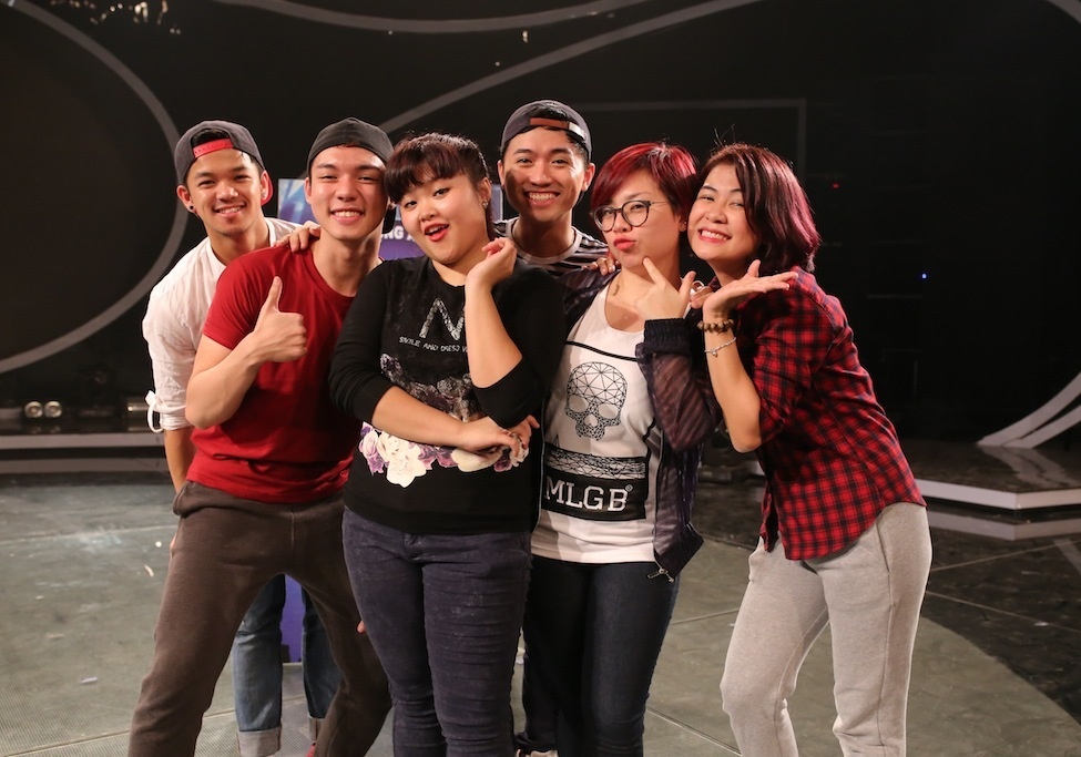 Ở chủ đề Top hits, 7 giọng hát sáng giá nhất Thần tượng âm nhạc Việt Nam mùa 6 gồm: Minh Quân, Hà Nhi, Vân Quỳnh, Ngọc Việt, Trọng  Hiếu, Nguyễn Duy và Bích Ngọc sẽ thể hiện các ca khúc Việt Nam đang được đông đảo khán giả yêu thích, đặc biệt là giới trẻ. Sát giờ diễn ra đêm chung kết 2, họ cùng nhau bật mí về tiết mục của mình.