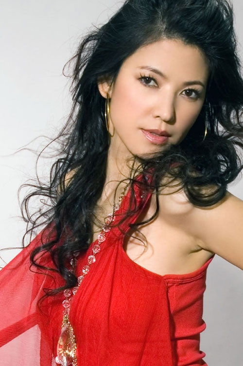 Trần Minh Chân: Người đẹp họ Trần từng là ngọc nữ màn ảnh Đài Loan thời diểm thập niên 90. Cô có vẻ đẹp ngây thơ, mái tóc dài thướt tha, hình ảnh tươi sáng. Nữ diễn viên sinh năm 1967 được ví von là “tình đầu trong mơ”. Cô công khai tình cảm với tài tử Trần Tuấn Sinh. Cuộc tình ồn ào với anh là sai lầm lớn nhất trong cuộc đời cô.