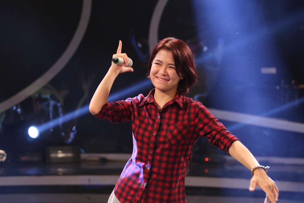 Hà Nhi phối lại bản hit của Tiên Tiên theo thể loại EDM: Từng hai lần mắc lỗi chọn bài, Hà Nhi rút kinh nghiệm cho mình và tìm thấy ca khúc thể hiện rõ ràng cá tính âm nhạc. Cô chia sẻ: “Nhiều bạn bè đề nghị tôi hát bài của chị Tiên. Tôi nghĩ Gala 2 là cơ hội để mình thực hiện yêu cầu trên. Tuy vậy, tôi gặp đôi chút áp lực vì bản gốc là acoustic nên khi chuyển qua EDM đòi hỏi người hát phải theo thật đúng nhịp. Cách cảm nhận, phiêu theo giai điệu của nhạc phẩm khi lên sân khấu cũng là một vấn đề nữa”.