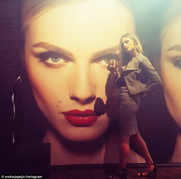 Andreja Pejic bên cạnh tấm poster quảng cáo của cô.