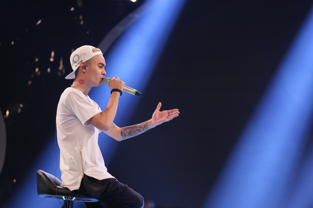 Ngọc Việt - “Tôi muốn cho mọi người bất ngờ với hit của Noo Phước Thịnh”: Vẫn chưa hết bất ngờ vì nhận được số lượng tin nhắn bình chọn đứng thứ 2 trong đêm chung kết đầu tiên, chàng “ma cà rồng” tâm sự: “Tôi cứ nghĩ mình là người hát sing-off. Với cơ hội khán giả đã tặng cho mình, tôi sẽ cố gắng mang đến bất ngờ qua một bản hit từ rất lâu của Noo Phước Thịnh. Sẽ không còn sự máu lửa hay bùng nổ trên sân khấu mà là một Ngọc Việt nhẹ nhàng, tình cảm”.