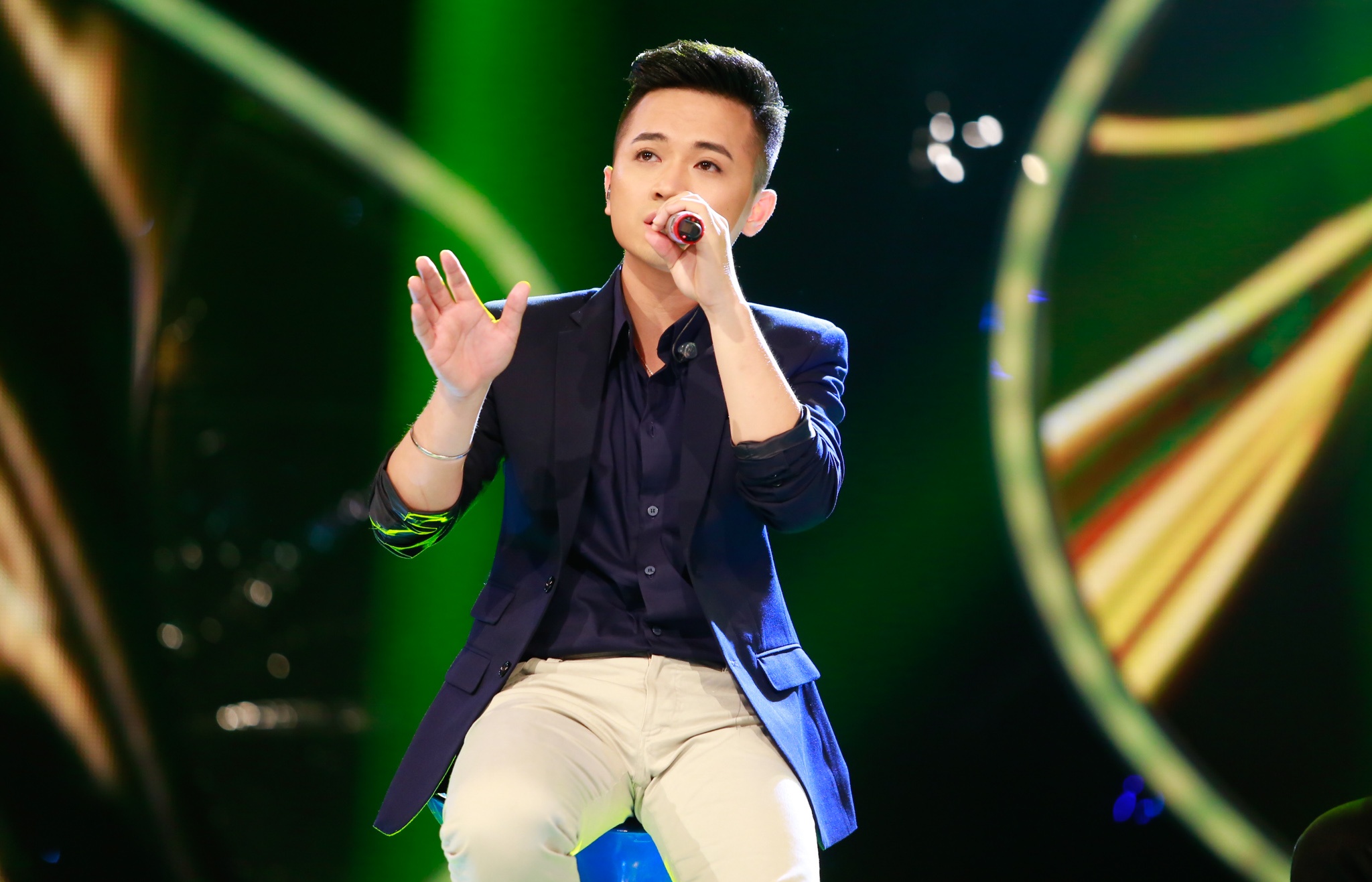 Bùi Minh Quân tự làm khó mình với Vì mất đi ánh mặt trời của Trung Quân Idol. Mặc dù được tác giả ca khúc - cũng là người bạn học chung thời cấp 3 - phân chia lại cấu trúc bài hát, song thầy giáo trẻ vẫn thất bại trong việc tạo ra làn gió mới cho tác phẩm phẩm. Đạo diễn Nguyễn Quang Dũng cho rằng, “sát thủ có nụ cười trẻ thơ” trình bày không ấn tượng, bị chênh phô, thiếu tiết tấu riêng và chưa tiết chế được giọng hát.